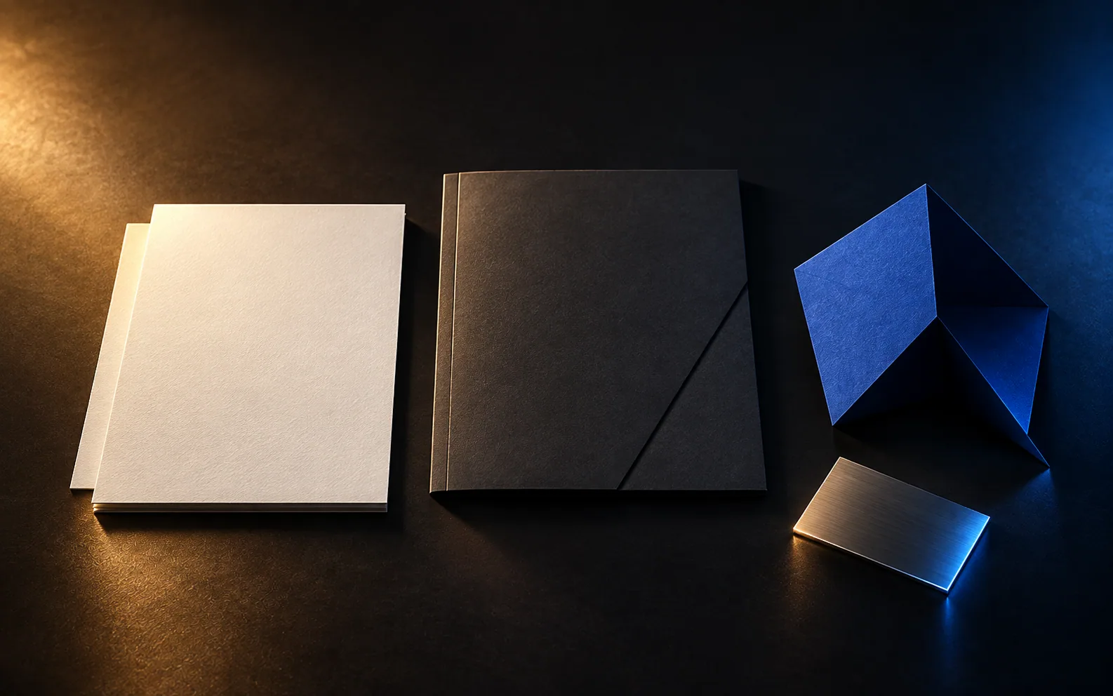 Estudo de direção de arte com papel, textura, geometria azul e materiais sobre superfície escura.